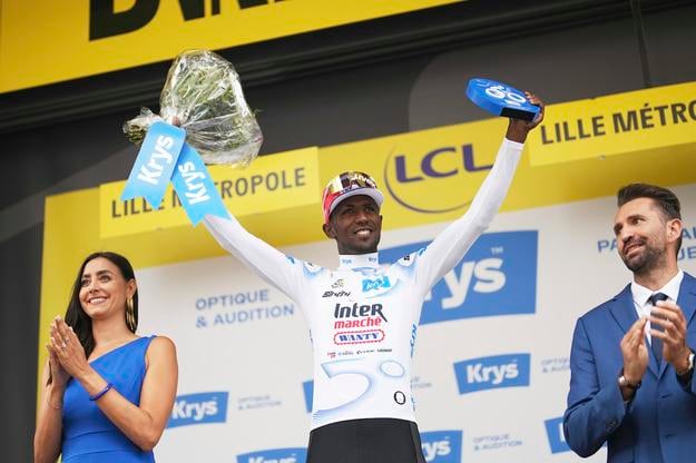 Eritrejčan Biniam Girmay je po prvej etape TdF 2025 v bielom drese lídra súťaže mladých jazdcov do 25 rokov.