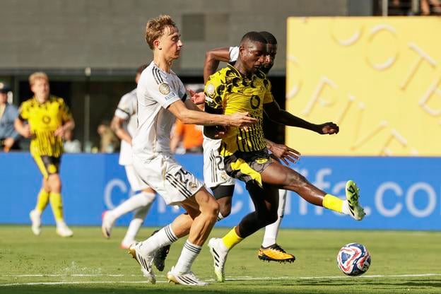 Súboj Guirassyho (Borussia Dortmund) s Huijsenom (Real Madrid) počas štvrťfinále MS klubov.