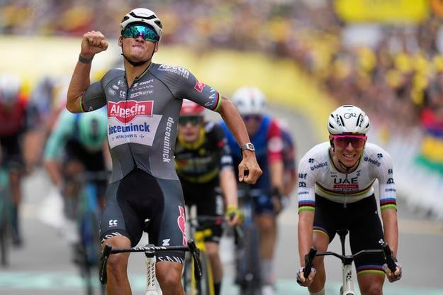Mathieu van der Poel sa teší z víťazstva v 2. etape Tour de France pred Tadejom Pogačarom.