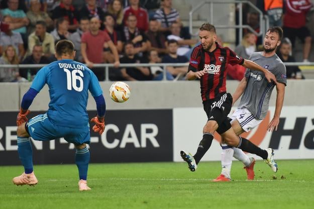 Vľavo brankár Anderlechtu Thomas Didillon, futbalista Trnavy Marek Bakoš a hráč Anderlechtu Antonio Milič.