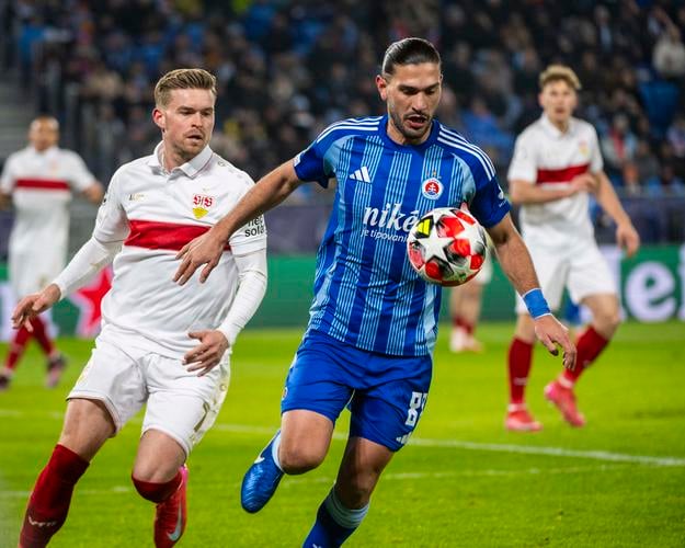 Kyriakos Savvidis v súboji s Maximilianom Mittelsdädtom zo Stuttgartu. 