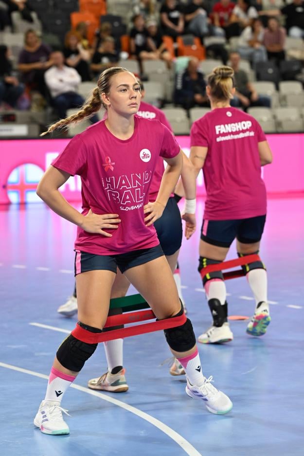 Dvadsaťdvaročná pivotka patrí medzi stabilné členky slovenskej ženskej reprezentácie hádzanárok, s ktorou si zahrala aj na európskom šampionáte v roku 2024.