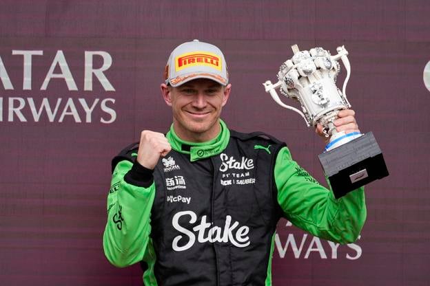 Nico Hulkenberg z tímu Kick Sauber oslavuje svoje prvé pódium v F1 na Silverstone.