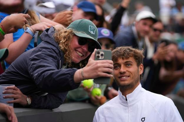 Flavio Cobolli si robí selfie s fanúšičkou po triumfe v osemfinále wimbledonskej dvohry, v ktorej zdolal Chorváta Marina Čiliča.