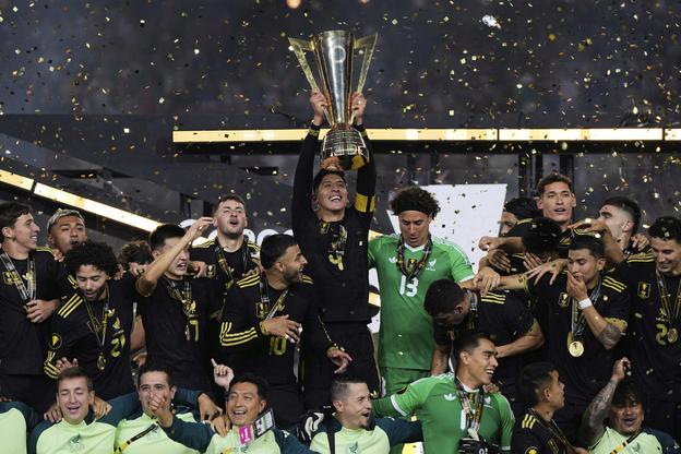 Edson Alvarez pózuje s trofejou po víťazstve Mexika na CONCACAF Gold Cupe v americkom Houstone.
