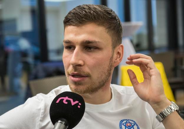 Filip Kiss hovorí s novinármi po príchode na zraz pred priateľskými zápasmi z Ukrajinou a Nórskom v novembri 2017 v Senci.