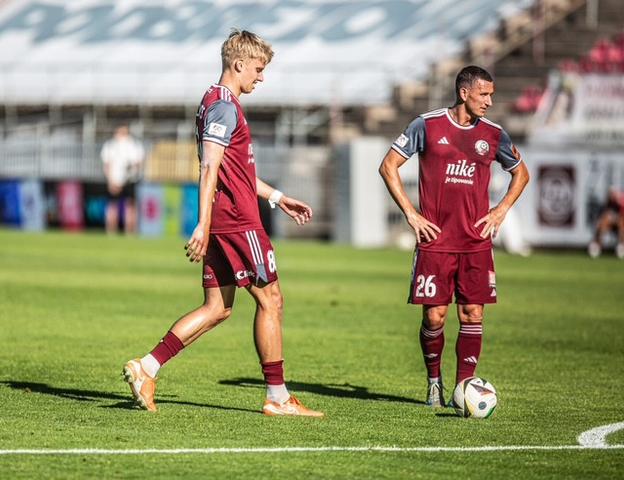 Samuel Štefánik (s loptou) v prípravnom zápase.