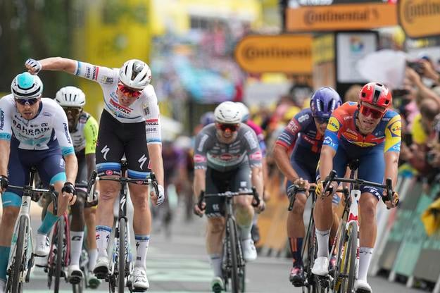 Belgičan Tim Merlier oslavuje triumf v 3. etape Tour.