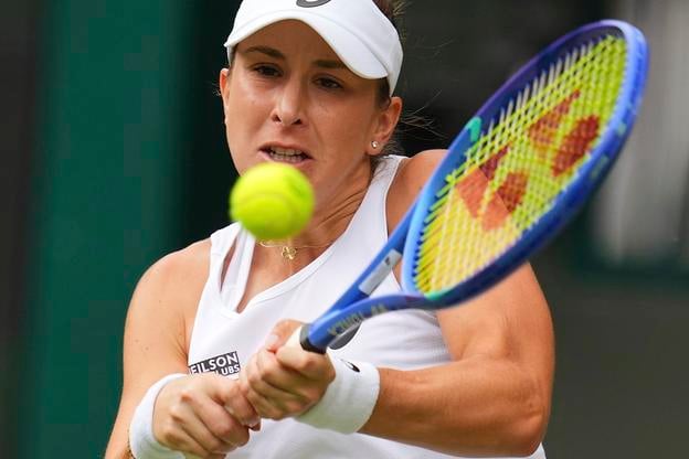 Belinda Benčičová odvracia loptičku Ruske Jekaterine Alexandrovovej v osemfinále dvojhry grandslamového turnaja vo Wimbledone.