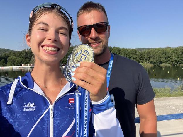 Bianka Sidová sa raduje z troch medailí, ktoré získala na ME v Pitešti. Spolu s ňou aj jej tréner Eugen Honti.