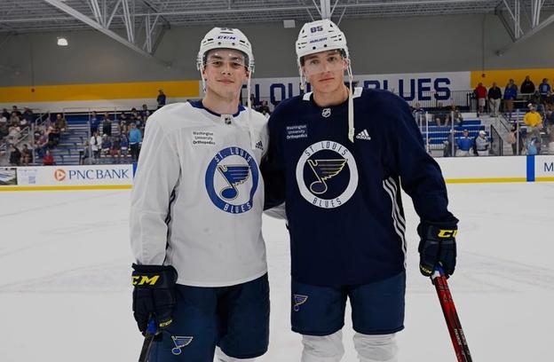 Juraj Pekarčík (vpravo) s Daliborom Dvorským počas nováčikovského kempu St. Louis Blues v roku 2024.