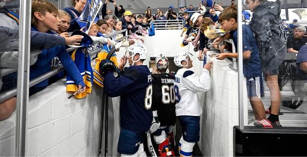 Juraj Pekarčík (vľavo) sa podpisuje mladým fanúšikom počas nováčikovského kempu St. Louis Blues.