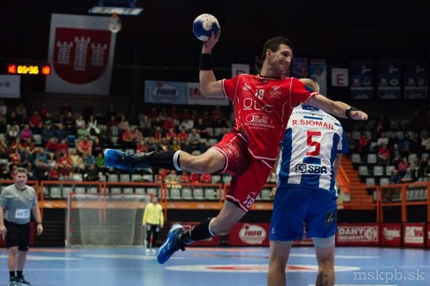 Peter Jurák sa so spoluhráčmi z MŠK Považská Bystrica i vernými fanúšikmi môže tešiť na ďalšie vystúpenia slovenského vicemajstra v Európskom pohári hádzanárov.