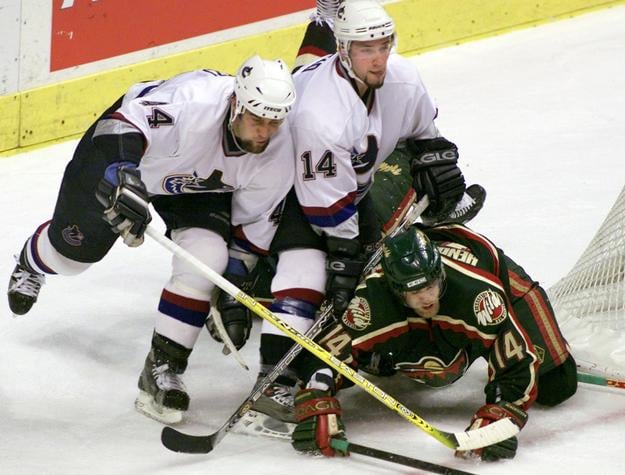 Todd Bertuzzi vľavo v drese Vancouver Canucks pred 22 rokmi.