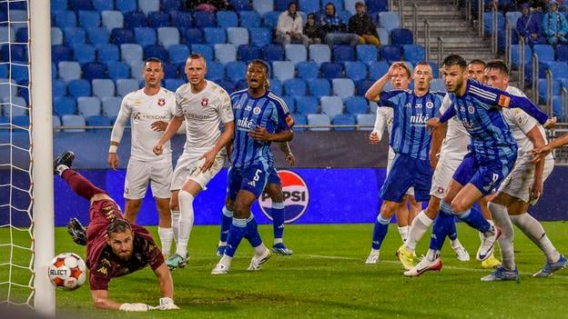 Momentka zo súboja Slovan - Wisla Krakov 0:1.
