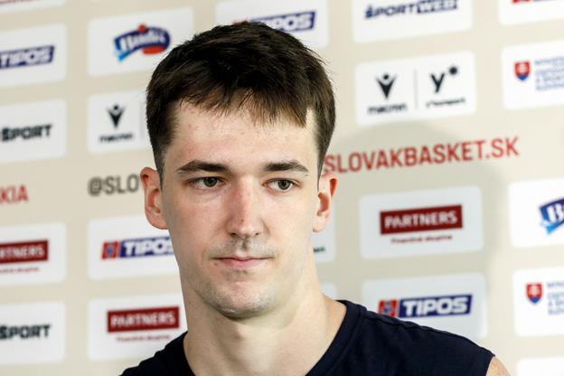 Timotej Malovec počas tlačovej konferencie v Bratislave.