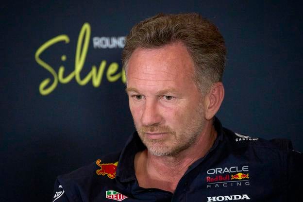 Christian Horner počas tlačovej konferencie na Silverstone.