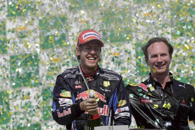 Christian Horner (vpravo) oslavuje so Sebastienom Vettelom jeho víťazstvo na VC Brazílie v roku 2010.