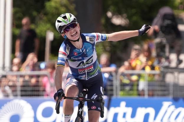 Austrálska cyklistka Sarah Giganteová sa teší z víťazstva po sóloúniku vo štvrtej etape na Giro d´Italia.