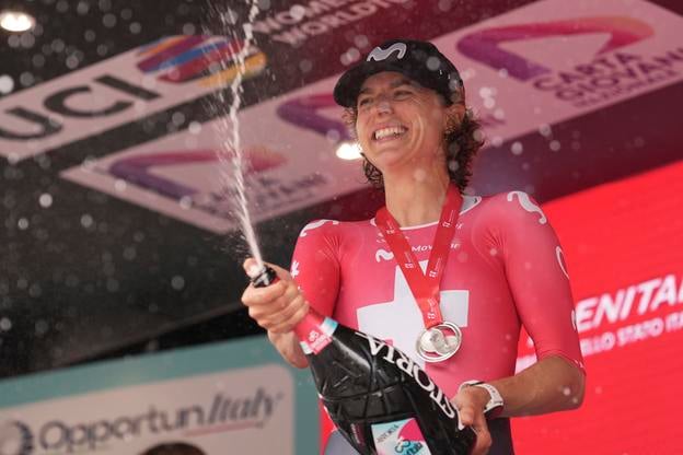 Švajčiarka Marlen Reusserová sa vrátila do ružového dresu líderku na Giro d´Italia. Takto si užívala sprchu so šampanským na pódiu.