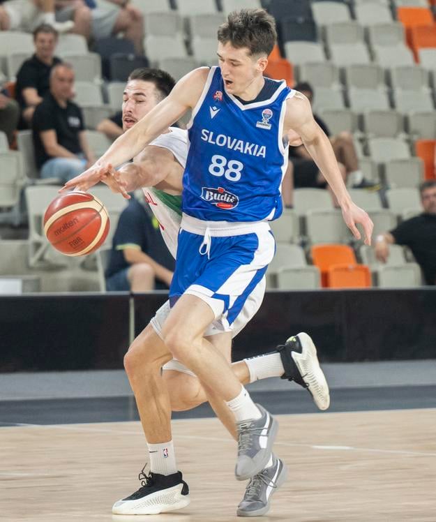 Timotej Malovec (č. 88) sa už etabloval ako jedna z opôr. Či pomôže národnému tímu v predkvalifikácii, je na rozhodnutí jeho novej univerzity.
