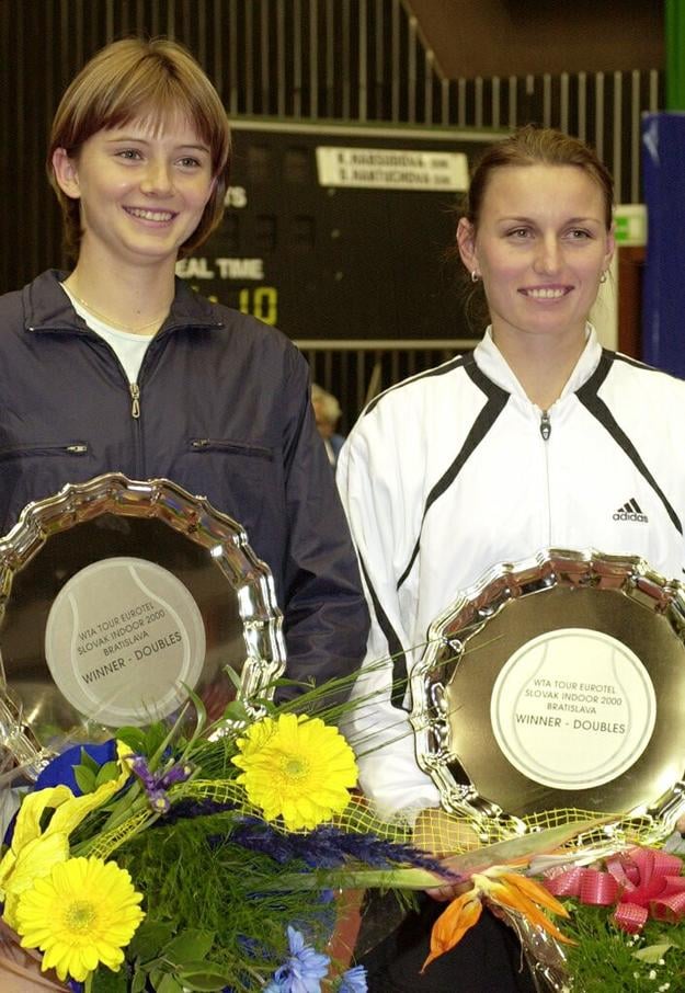 Karina Habšudová (vpravo) s Danielou Hantuchovou po zisku titulu na halovom turnaji v Bratislave v októbri 2000.
