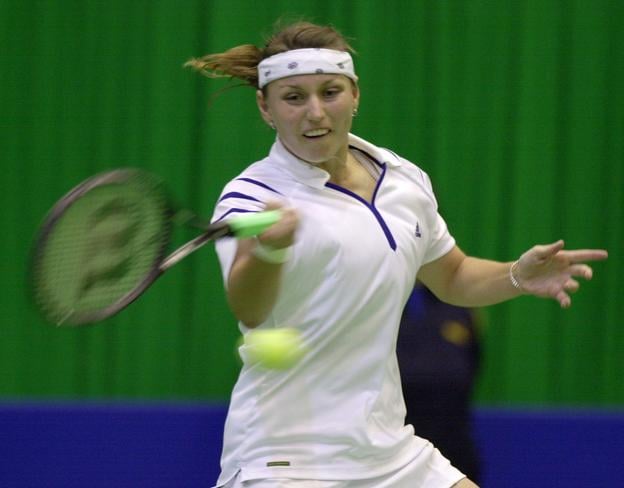 Karina Habšudová počas Fed Cupu v apríli 2000, v dueli s Češkou Denisou Chládkovou.