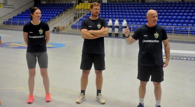 Nový realizačný tím hádzanárok majstrovského tímu MŠK Iuventa Michalovce (zľava): asistentka kouča Patrícia Wollingerová, tréner brankárok Jan Novák a hlavný kormidelník Michal Lukačín.