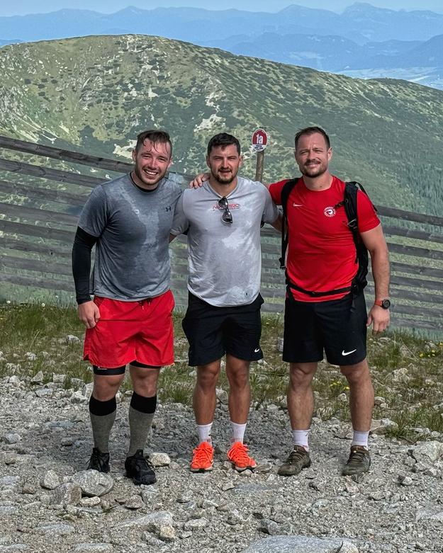 Z tohto slovenského tria z českého Třinca môžu Marko Daňo (vľavo) a Libor Hudáček (v strede) reálne zabojovať o miestenku na ZOH 2026. Vladimír Dravecký už aj vzhľadom na svoj pokročilejší vek asi nie.