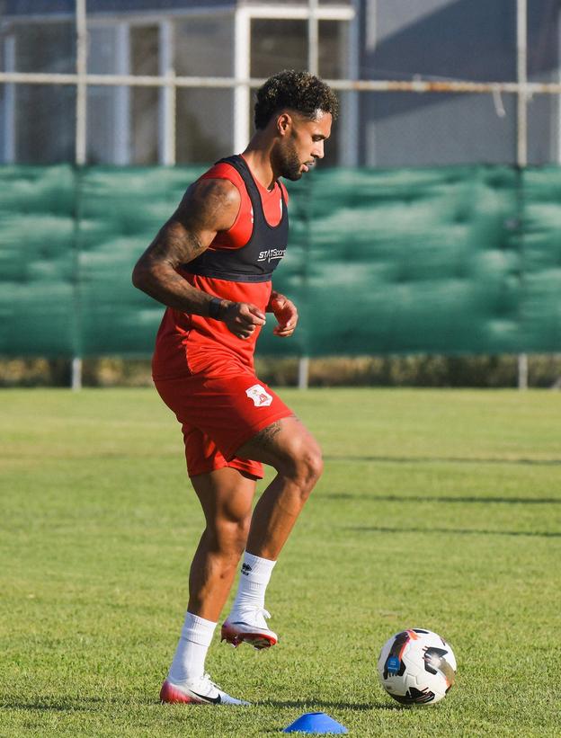 Andre Green, našim fanúšikom známy z dresu Slovana, na prvom tréningu po prestupe do Panserraikosu.