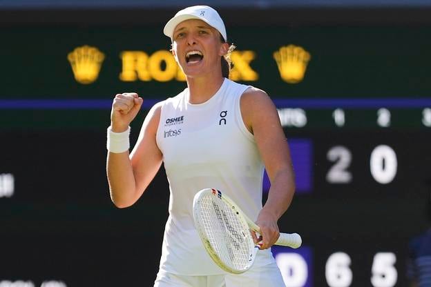 Poľská tenistka Iga Swiateková sa raduje po výhre so Švajčiarkou Belindou Benčičovou v semifinále dvojhry žien na grandslamovom turnaji vo Wimbledone.