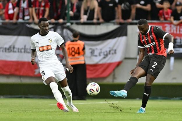 Domáci Patrick Nwadike a hráč Häckenu John Dembe počas zápasu 1. predkola Európskej ligy Spartak Trnava- BK Häcken v Trnave.