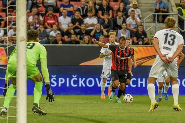 Trnavčan Martin Mikovič počas zápasu so švédskym Häckenom.