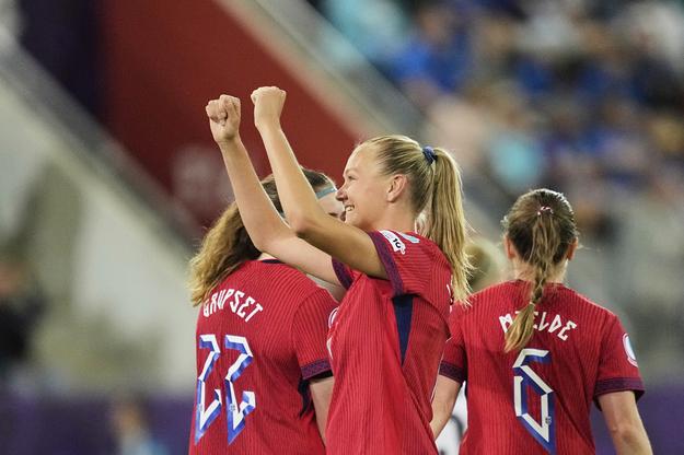 Nórka Frida Maanumová (uprostred) sa raduje po strelení gólu v zápase A- skupiny Nórsko - Island na ME žien vo futbale v meste Thun.
