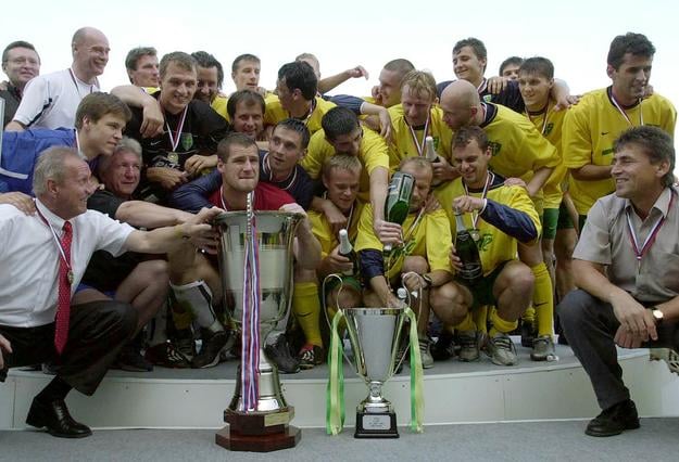 V poslednom kole najvyššej slovenskej futbalovej ligy v ročníku 2002/ 03 hostil staronový majster MŠK Žilina na domácom trávniku MŠK SCP Ružomberok. Na snímke žilinské mužstvo - vľavo tréner Milan Lešický - s pohárom za víťazstvo v slovenskej futbalovej lige.