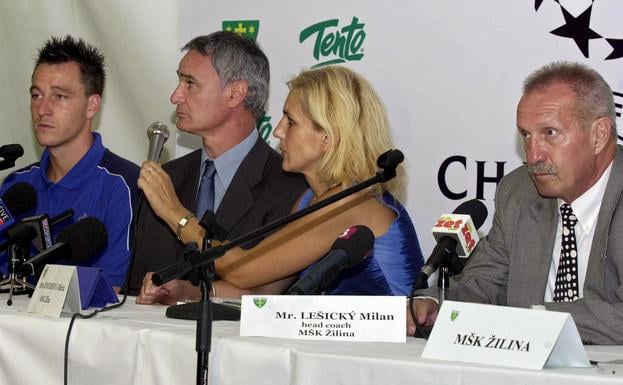 Tlačovka pred zápasom MŠK Žilina - FC Chelsea. Milan Lešický vpravo, úplne vľavo John  Terry, vedľa neho Claudio Ranieri.