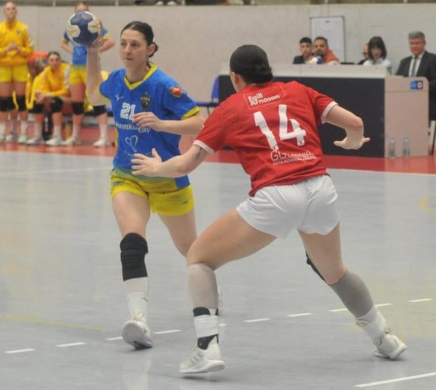 Nová posila HC DAC Dunajská Streda (s číslom 14) si zahrala na Slovensku pred vyše rokom v semifinále Európskeho pohára, keď ako hráčka portugalského tímu Benfica Lisabon bránila kapitánku Iuventy Michalovce Patríciu Wollingerovú.