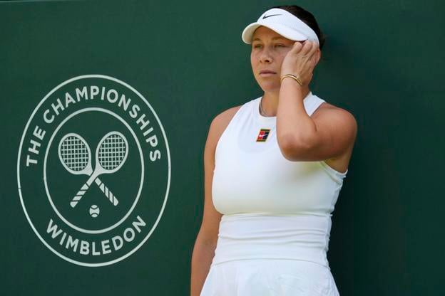 Amanda Anisimovová počas finálového zápasu ženskej dvojhry proti Poľke Ige Swiatekovej na grandslamovom turnaji vo Wimbledone.