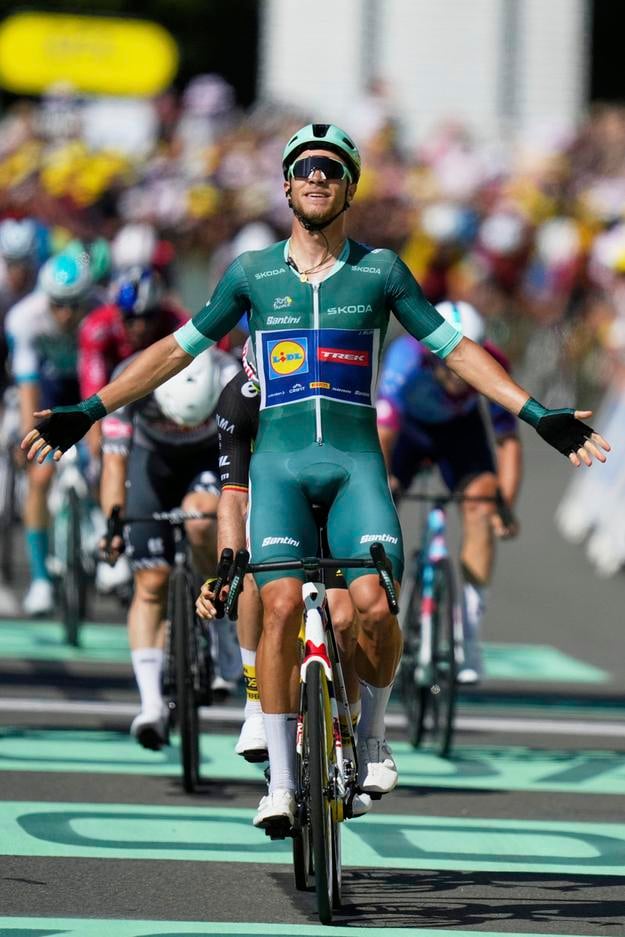Taliansky cyklista Jonathan Milan z tímu Lidl-Trek sa teší z triumfu v 8. etape na Tour de France. V závere ukázal chrbát kompletnej konkurencii šprintérov.