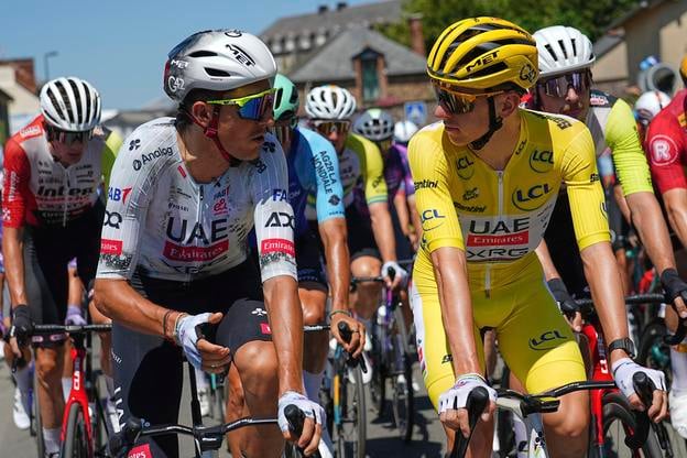 Slovinský cyklista Tadej Pogačar z tímu Spojených arabských emirátov si  v sobotu užíval žltý dres pre celkového lídra Tour de France. Vľavo je jeho tímový kolega Španiel Marc Soler.