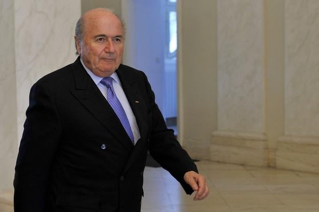Bývalý prezident FIFA Sepp Blatter  prichádza na Úrad vlády SR 7. septembra 2011 v Bratislave.