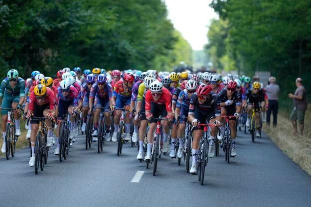 Na snímke pelotón počas 9. etapy cyklistických pretekov Tour de France z Chinonu do Chateaurouxu (174,1 km).