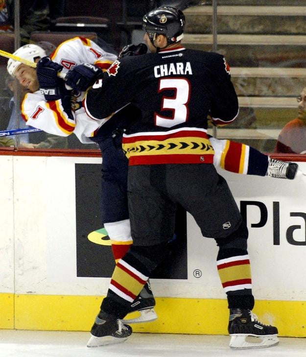 Zdeno Chára patril k najobávanejším hráčom NHL, na snímke naráža na mantinel Marcusa Nilsona z Floridy.