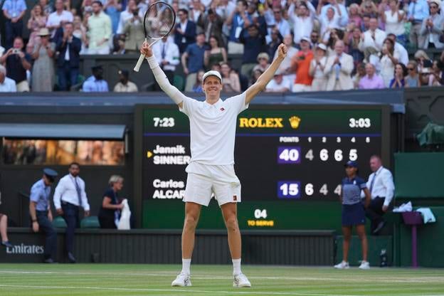 Nasadená jednotka Jannik Sinner po jednom z víťazných úderov vo finále Wimbledonu.