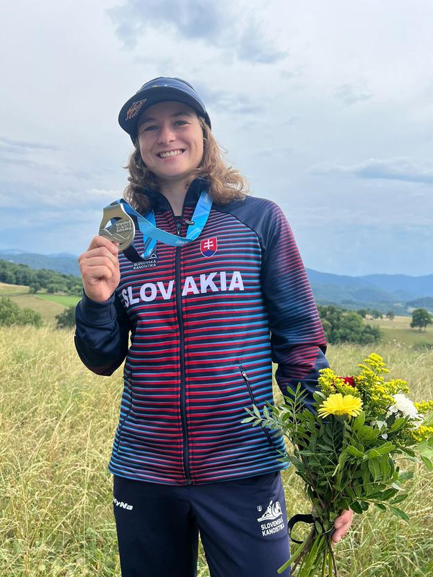 Zuzana Paňková si takto zapózovala vo Foix so striebornou medailou z kanoe.
