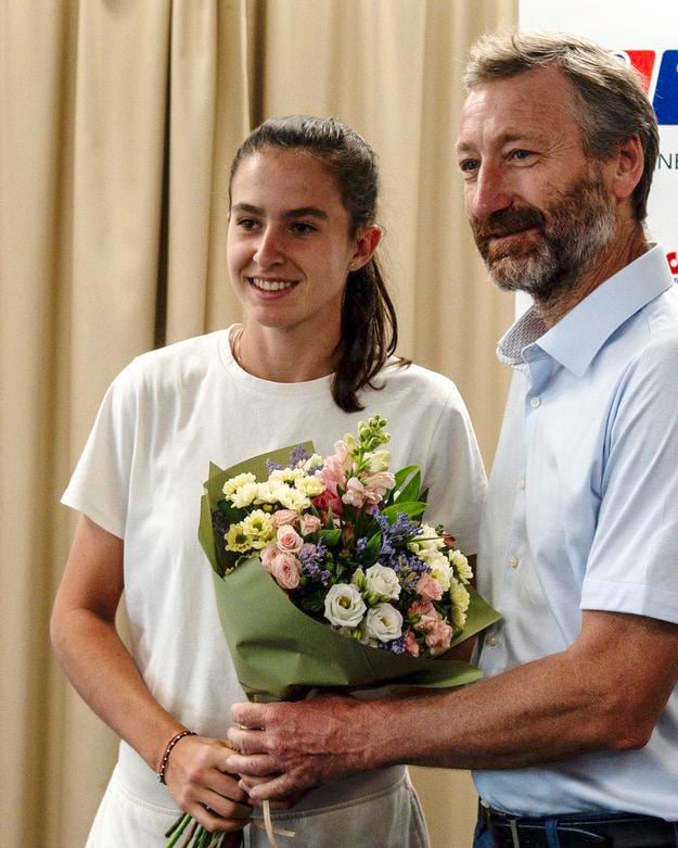 Wimbledonskú šampoónku privítal v NTC prezident Slovenského tenisového zväzu Miloslav Mečíř.
