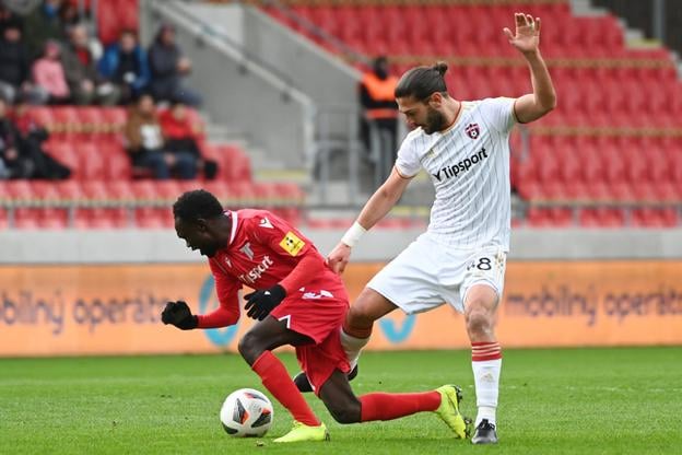 Abdul Zubairu (vľavo) v súboji s Kyriakosom Savvidisom (v tom čase hráčom Spartaka Trnava) vo februári 2022 v Trnave.