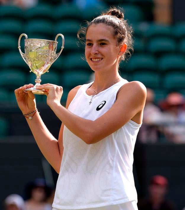 Mia Pohánková s trofejou pre víťazku dvojhry junioriek vo Wimbledone.