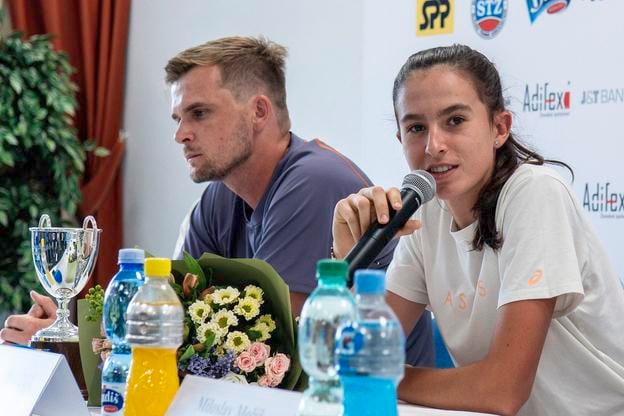 Víťazka Wimbledonu s trofejou na stole a jej tréner Róbert Gašparetz.