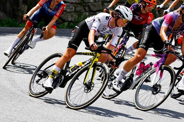 Viktória Chladoňová v bielom drese s trikolórou majsterky Slovenska akcii počas 2. etapy na Giro d´Italia.